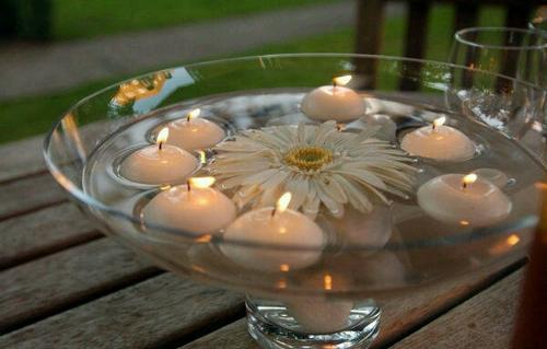شمع روشن داخل تنگ آب
